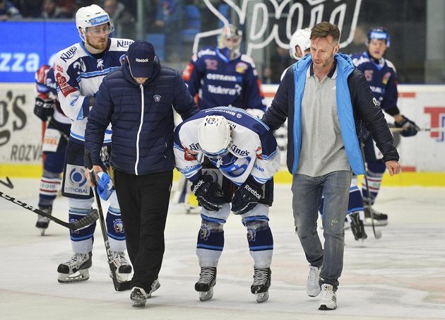 Zraněný Lukáš Půlpán z Plzně se dostal z ledu jen za pomoci kolegů. Zápas předkola play off hokejové extraligy s Vítkovicemi byl hodně vyhrocený.