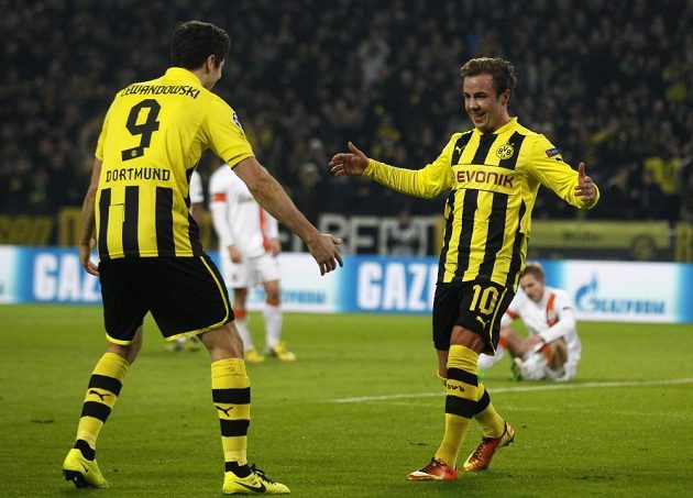 Mario Götze a Robert Lewandowski (vlevo) slaví gól v utkání s Šachtarem Doněck.