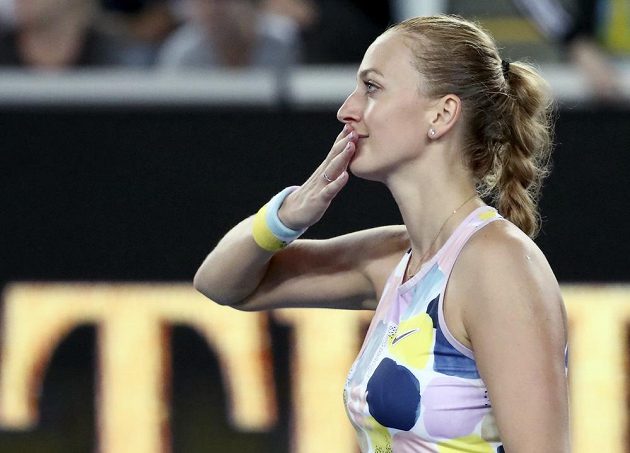 Petra Kvitová zdraví diváky po vítězném utkání s krajankou Kateřinou Siniakovou.