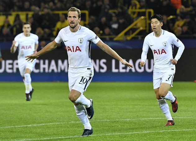 Střelec Tottenhamu Harry Kane slaví gól na hřišti Dortmundu v utkání Ligy mistrů.