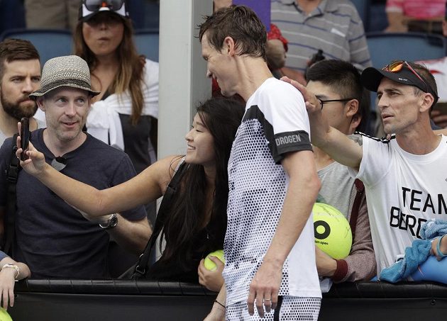 Tenista Tomáš Berdych je v Austrálii populární. Po vítězství se s ním chtějí příznivci vyfotit.