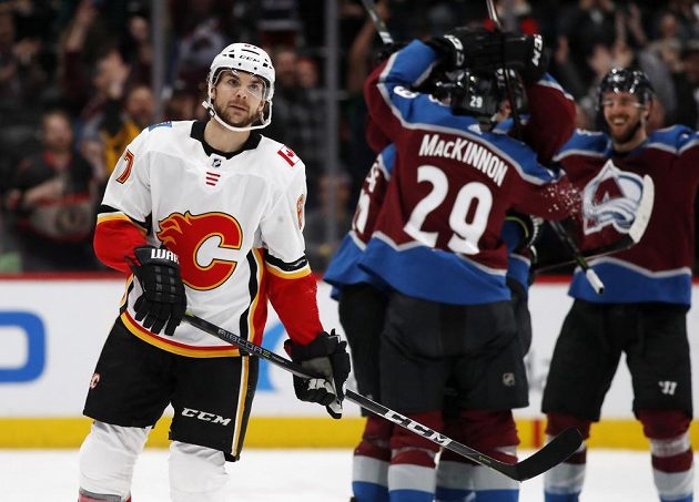 Útočník Calgary Flames sice přidal v NHL další gól, vítězství však slavil tým Colorada.