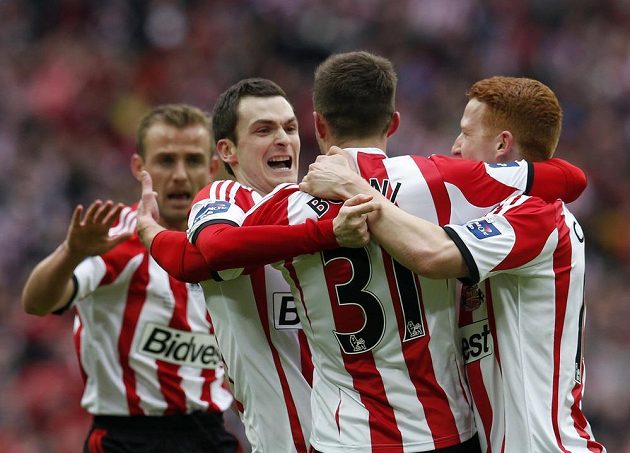 Fotbalisté Sunderlandu slaví vedoucí gól Fabia Boriniho proti Manchesteru City ve finále anglického Ligového poháru ve Wembley.