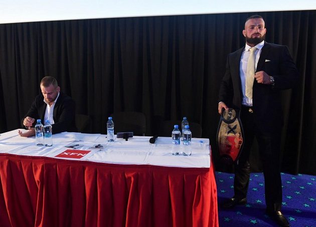 Patrik Kincl a Karlos Vémola při výměně názorů před svým zápasem.