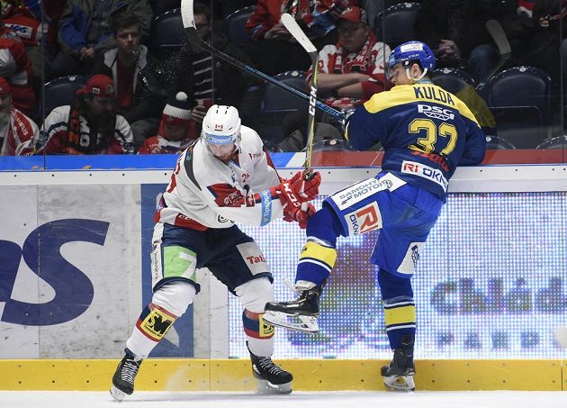 Hokejisté Rhett Holland z Pardubic a Edgars Kulda ze Zlína v souboji během extraligového utkání.