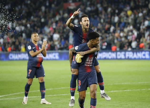 Mistrovská radost PSG. Brazilec Neymar a jeho spoluhráč Presnel Kimpembe slaví poté, co tým PSG získal další mistrovský titul.