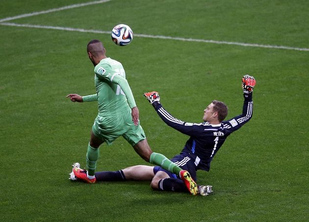 Manuel Neuer se několikrát dostal mimo velké vápno - takto na poslední chvíli hasil nebezpečí proti Slimanímu z Alžírska.