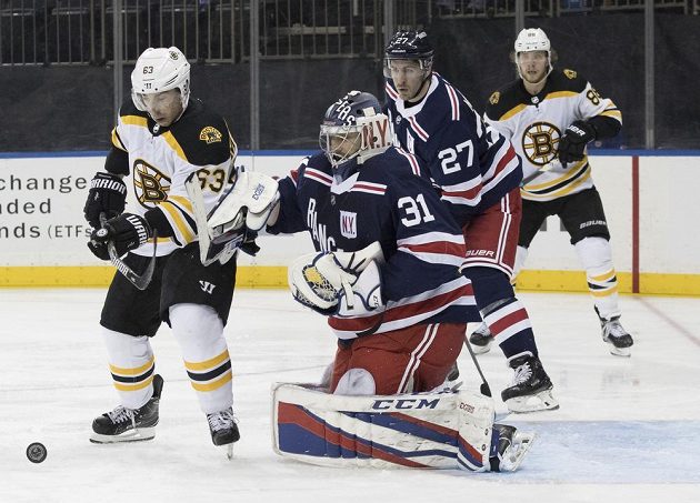 Útočník Bostonu Brad Marchand (63) se snaží překonat českého brankáře NY Rangers Ondřeje Pavelce (31).