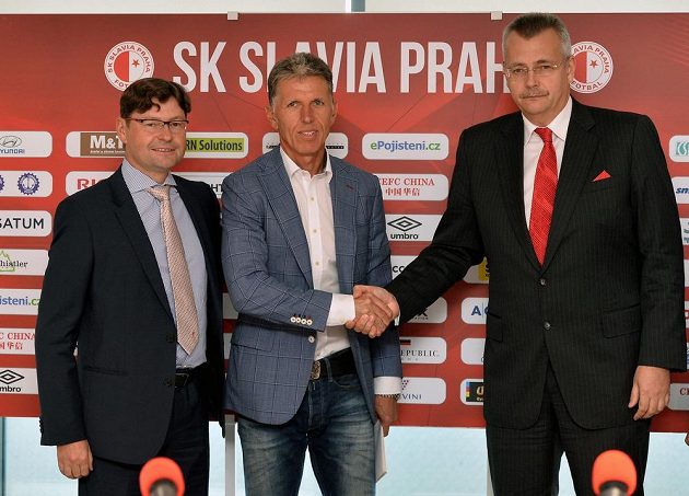 Jaroslav Šilhavý (uprostřed) vystoupil na tiskové konferenci v Praze coby nový kouč Slavie. Vlevo je generální ředitel klubu Martin Krob a vpravo předseda představenstva Jaroslav Tvrdík.