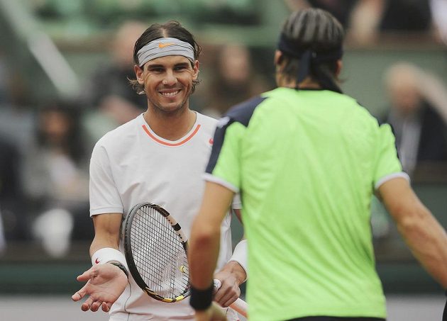 Vítěz a poražený - Rafael Nadal (vlevo) porazil Davida Ferrera a v Paříži získal svůj osmý triumf.