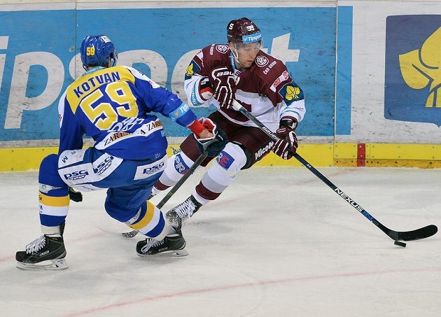 Zlínský obránce Oldřich Kotvan (vlevo) a sparťanský útočník Robert Sabolič v dohrávce 15. kola hokejové Tipsport extraligy.
