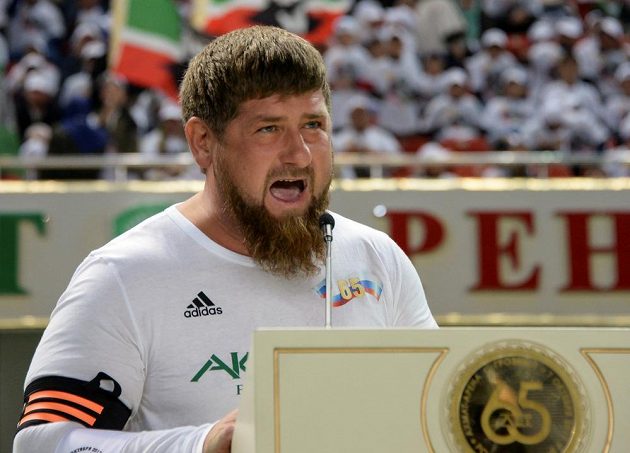 Čečenský vůdce Ramzan Kadyrov hovoří před fotbalovým zápasem k příležitosti narozenin Vladimira Putina.