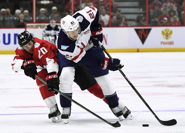 Útočník Kanady John Tavares (20) se snaží vypíchnout puk Dereku Stepanovi (21) z USA.
