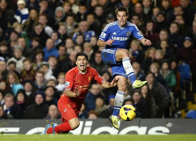 Obránce Chelsea Cesar Azpilicueta (vpravo) v souboji s uruguayským útočníkem Liverpoolu Luisem Suárezem.