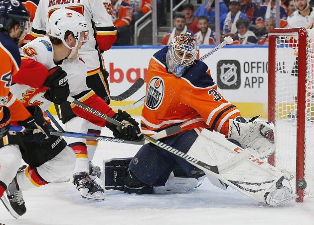Hokejistům Calgary Flames vstup do sezóny na ledě Edmontonu Oilers nevyšel. Nedali ani gól a prohráli 0:3.