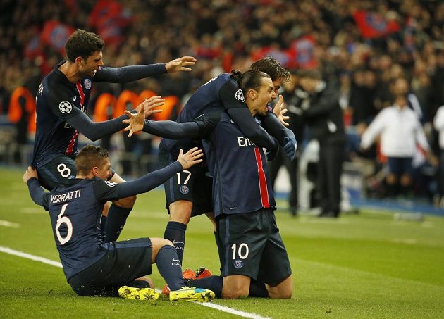 Útočník Paris St. Germain Zlatan Ibrahimovic (č. 10) se raduje se spoluhráči z gólu proti Chelsea.