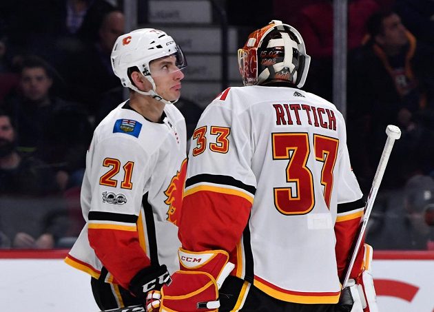 Calgary slaví výhru nad Montrealem v utkání NHL. Pro Plameny ji vychytal český brankář David Rittich, na snímku je i útočník Garnet Hathaway.