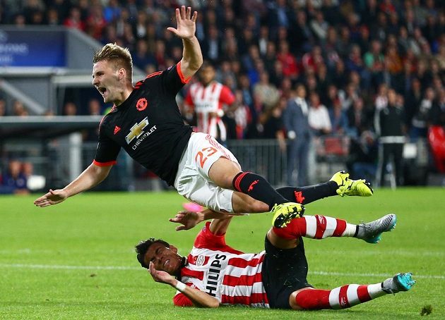 Skluz Héctora Morena (dole) na Luka Shawa z Manchesteru United v utkání Ligy mistrů.