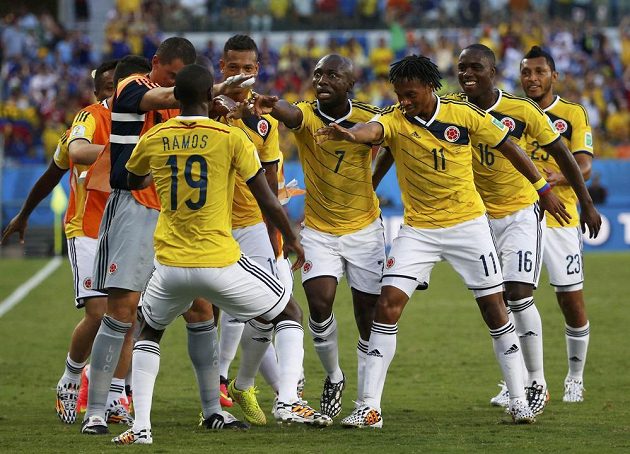 Fotbalisté Kolumbie slaví gól proti Japonsku, který vstřelil Juan Cuadrado (třetí zprava).
