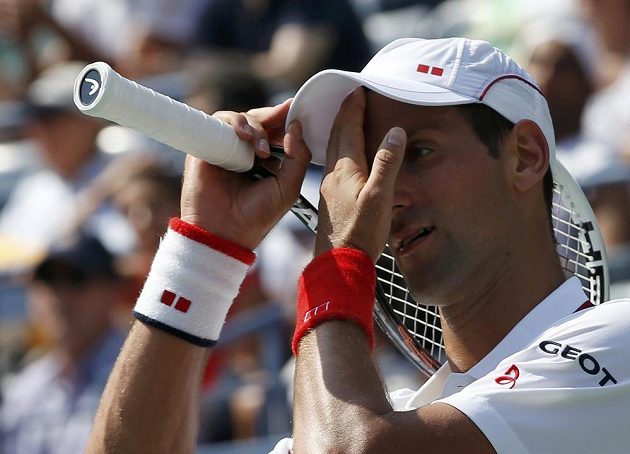 Zklamání ve tváři Novaka Djokoviče po ztraceném fiftýnu v duelu s Keiem Nišikorim.