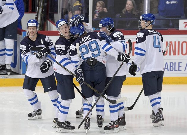 Finský hokejista Patrik Laine si po vstřeleném gólu ve finále MS do 20 let proti Rusku dojel pro gratulace od spoluhráčů.
