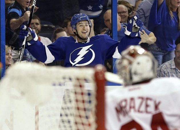 Tyler Johnson (9) jásá poté, co dal druhý gól Tampy brankáři Detroitu Petru Mrázkovi (34).