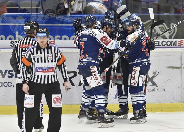 Hokejisté Vítkovic se radují z gólu v brněnské síti během druhého čtvrtfinále play off.