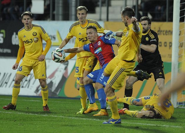 Plzeňský Stanislav Tecl (uprostřed) mezi jihlavskou přesilou, zleva Lukáš Masopust, Lukáš Kryštůfek, Jiří Krejčí a brankář Jan Hanuš. Na zemi leží Adam Jánoš (8).
