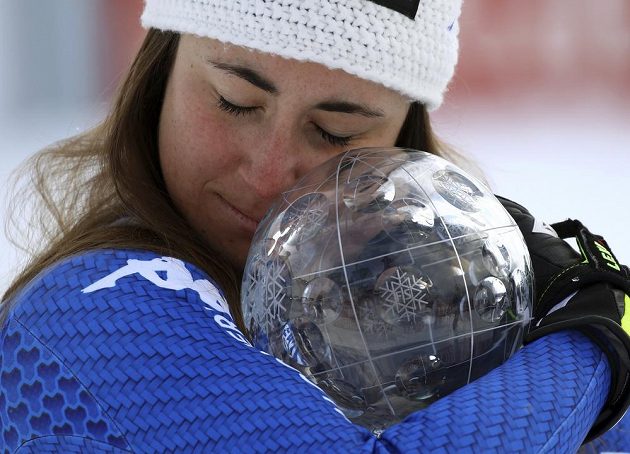 Sofia Goggiaová se laská s malým glóbem za vítězství v celkovém hodnocení sjezdu v SP.