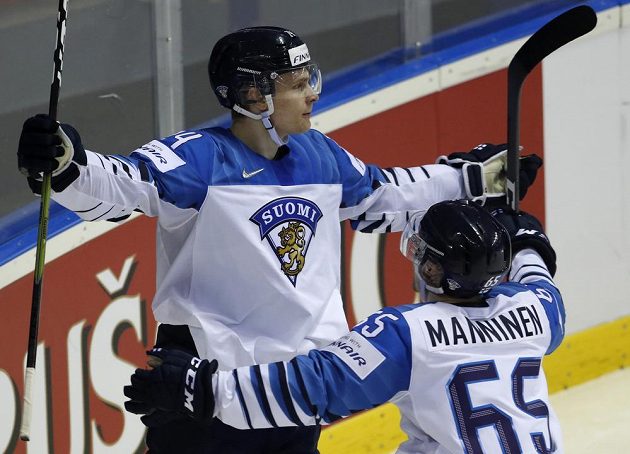 Fin Kaapo Kakko a Sakari Manninen se radují po jednom z gólů proti Slovákům.