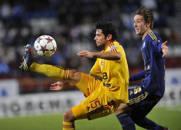 José Antonio Romera z Dukly (vlevo) a David Houska z Olomouce v utkání 16. kola Gambrinus ligy.