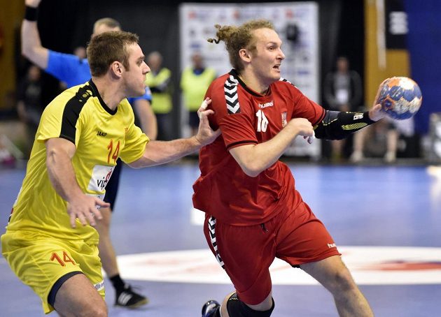 Makedonec Velko Markovski (14) brání Jana Stehlíka (18) v úvodním utkání play off kvalifikace mistrovství světa házenkářů ve Zlíně.