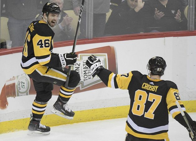 Hokejový útočník Zach Aston-Reese (46) slaví gól, gratulovat mu spěchá Sidney Crosby (87) v utkání NHL s Ottawou Senators.