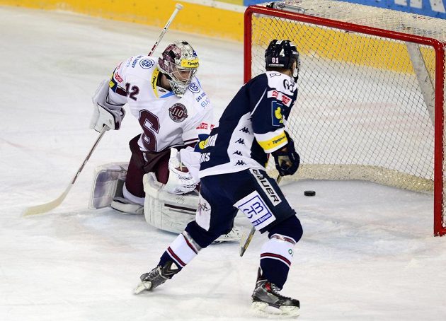 Rozhodující okamžik druhého čtvrtfinálového utkání play off mezi Spartou a Vítkovicemi. Brankář Pražanů Tomáš Pöpperle inkasuje jediný gól zápasu z hole útočníka Ostravanů Petra Koloucha (vpravo).
