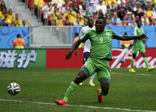 Emmanuel Emenike střílí gól Francii, ten ale kvůli těsné ofsajdové pozici nigerijského útočníka americký rozhodčí Mark Geiger neuznal.