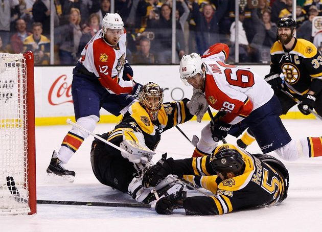 Floridští Jaromír Jágr (68) a Jimmy Hayes (12) před bostonským gólmanem Tuukkou Raskem (40), jemuž pomáhá Adam McQuaid (54).