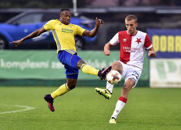 Dame Diop ze Zlína v souboji s Tomášem Součkem ze Slavie během utkání první ligy.