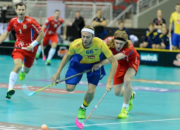 Ondřej Němeček (vpravo) si pomáhá faulem proti Rasmusovi Sundstedtovi ze Švédska.