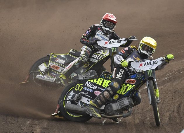 Martin Vaculík ze Slovenska a Antonio Lindback ze Švédska v akci Grand Prix České republiky.