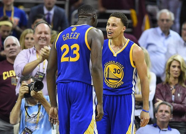 Je konec! Basketbalisté Golden State Warriors Stephen Curry (30) a Draymond Green se mohou radovat z celkového triumfu.