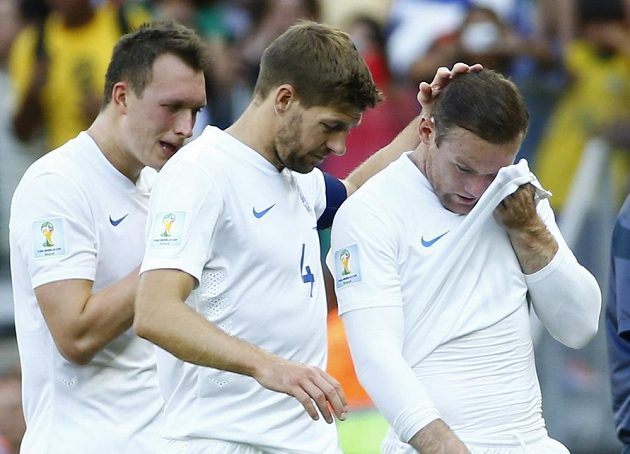 Smutní angličtí fotbalisté po remíze s Kostarikou. Zleva obránce Phil Jones, záložník Steven Gerrard a útočník Wayne Rooney.