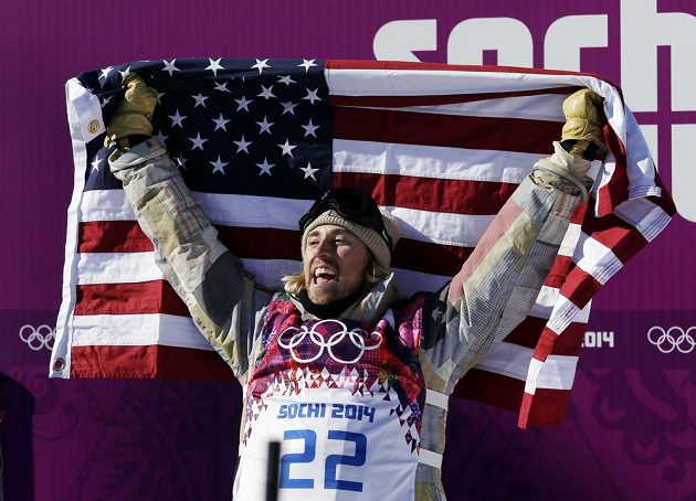 Sage Kotsenburg z USA prožívá zlatou radost po závodu snowboardistů ve slopestylu.