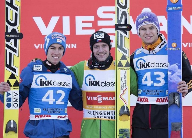 Stupně vítězů - zleva druhý Rakušan Stefan Kraft, vítěz Roman Koudelka a třetí Andreas Wellinger z Německa.