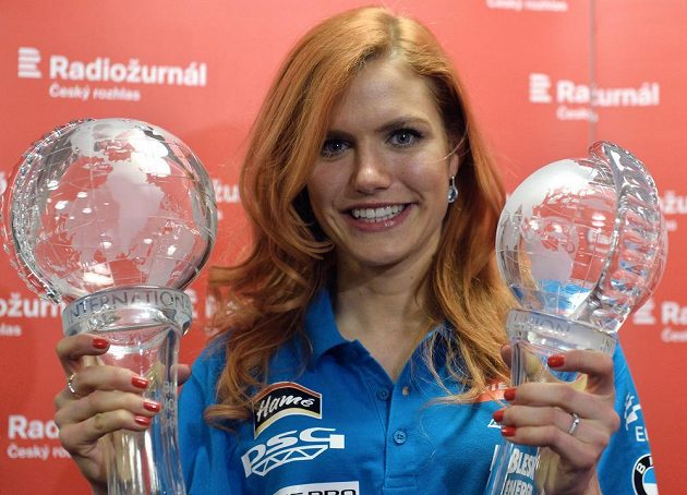 Biatlonistka Gabriela Soukalová pózuje v Praze s křišťálovými glóby po finále Světového poháru v Chanty-Mansijsku.