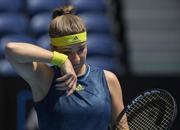 Zklamání české tenistky Karolíny Muchové po prohrané výměně v derby s Karolínou Plíškovou na Australian Open.