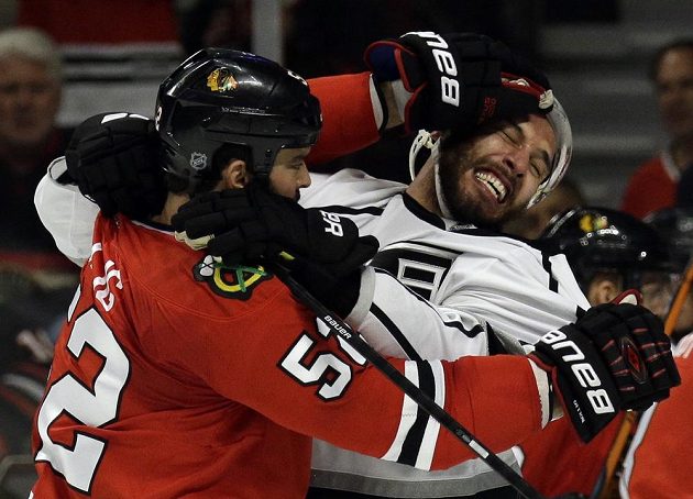 Brandon Bollig (vlevo) z Chicaga a Dwight King z Los Angeles v tvrdém souboji v sedmém semifinále.