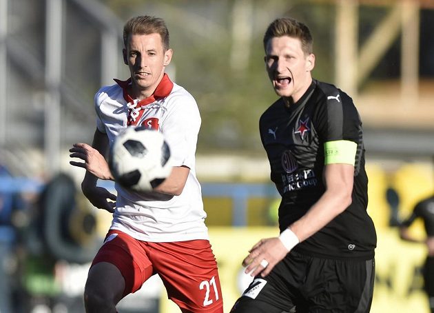 Josef Hnaníček ze Zlína a Milan Škoda ze Slavie během utkání nejvyšší soutěže fotbalistů.