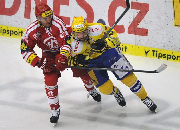 Tomáš Linhart (vlevo) z Třince a Jaroslav Balaštík ze Zlína ve třetím extraligovém semifinále.