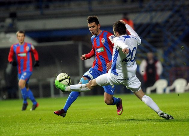 Ostravský záložník Davor Kukec (vpravo) odkopává míč před plzeňským Michalem Ďurišem.