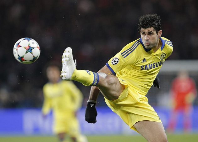 Útočník Chelsea Diego Costa během úvodního osmifinálového duelu Ligy mistrů s Paris St. Germain.
